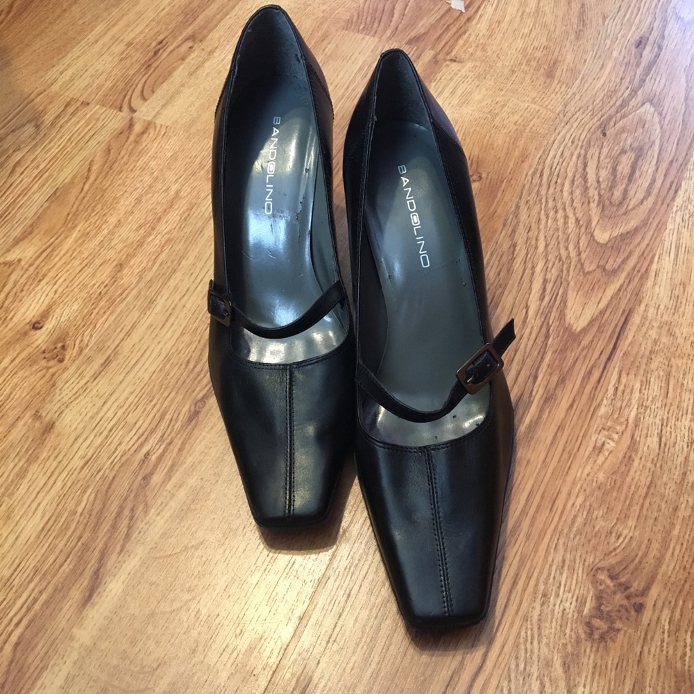 Bandolino Black heel w/ small strap  shoes